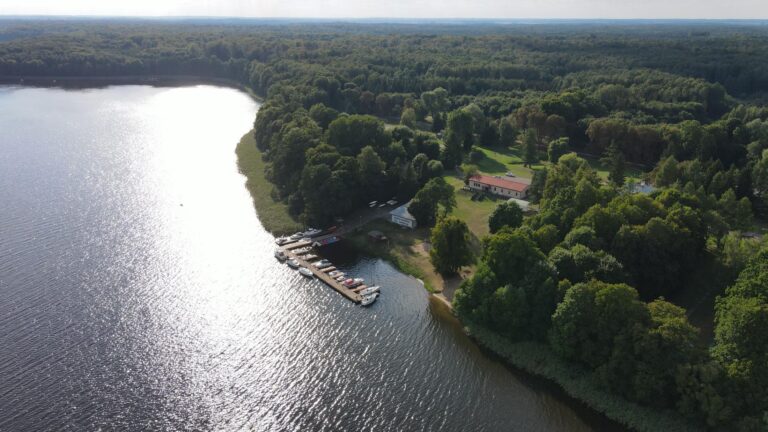 Marina Mazury: Wyjątkowa Przystań na Jezioraku w Ośrodku Wypoczynkowym TVP w Sarnówku